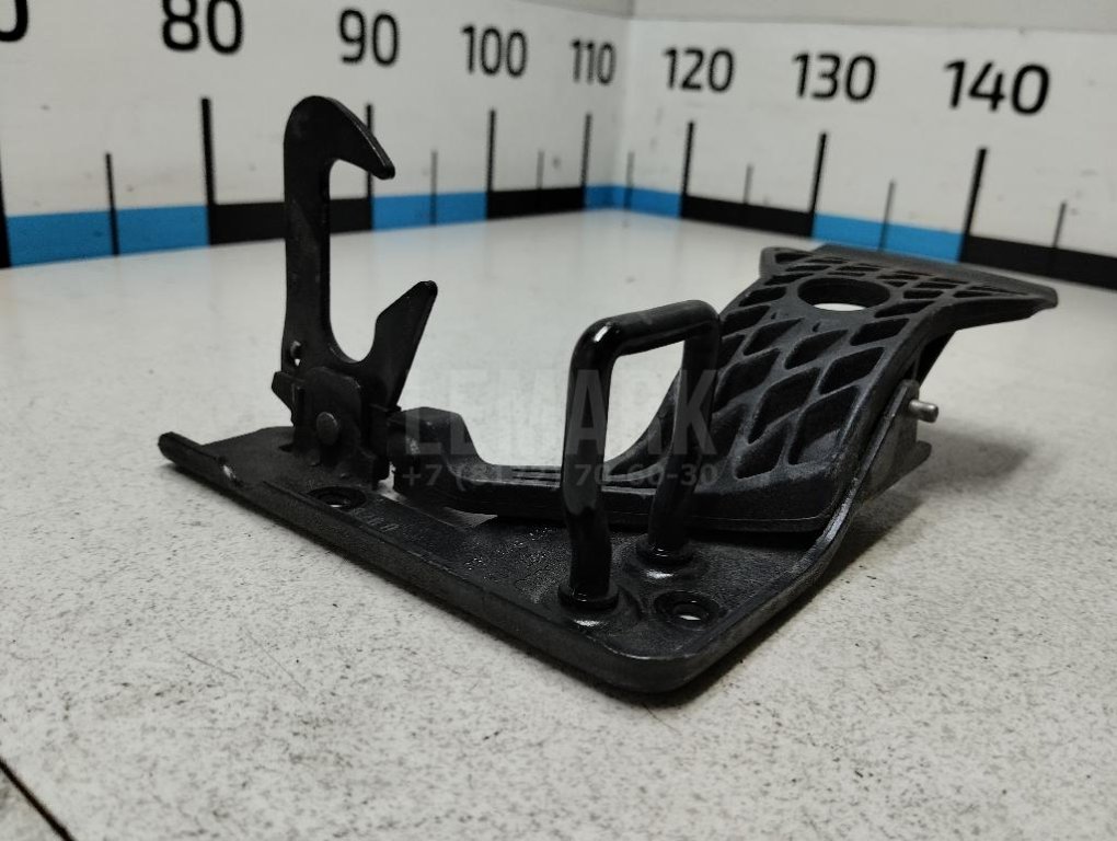 Крючок капота