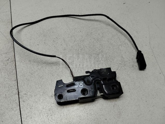 Замок капота