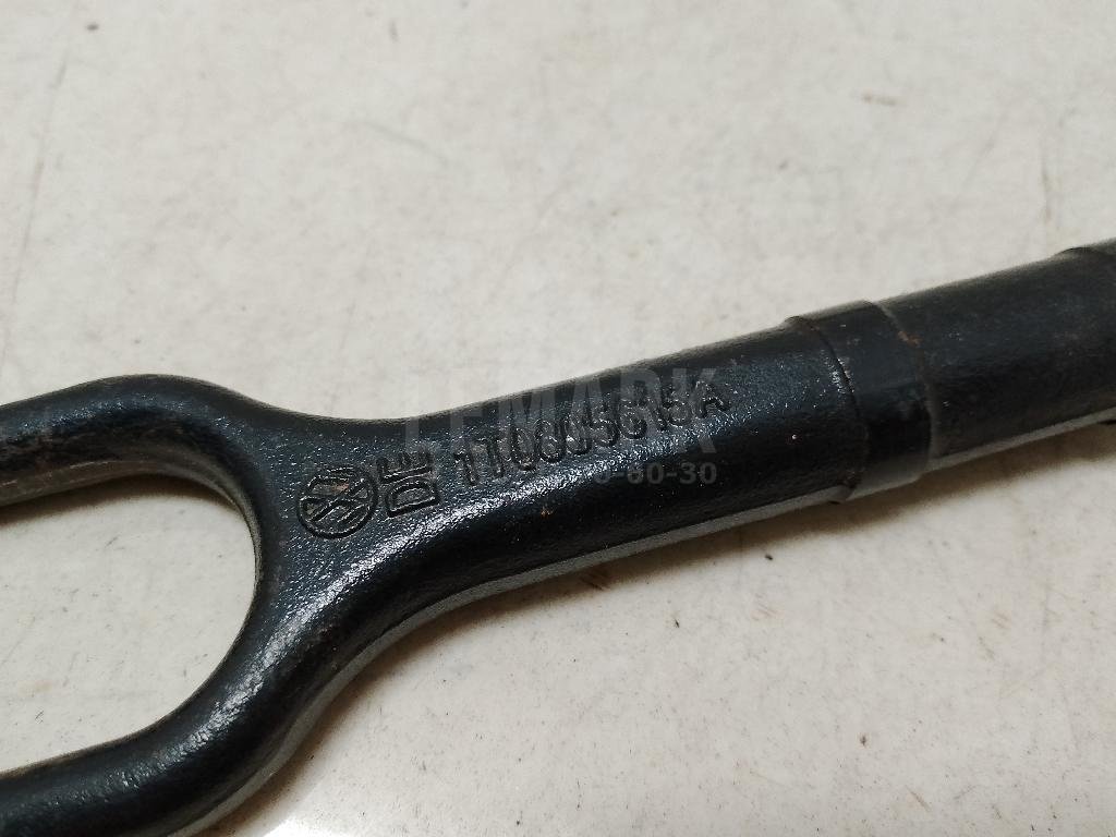 Крюк буксировочный