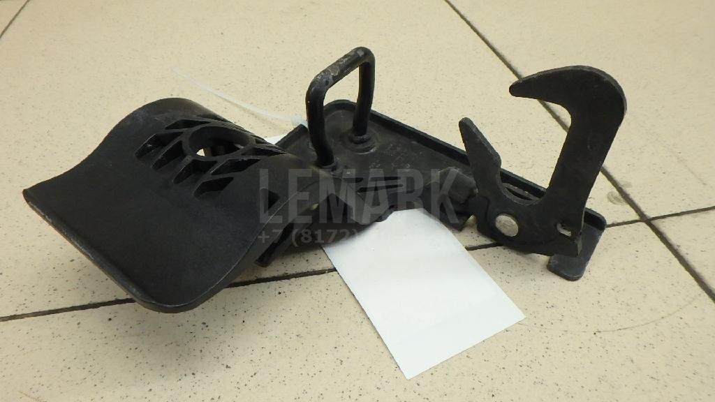 Крючок капота