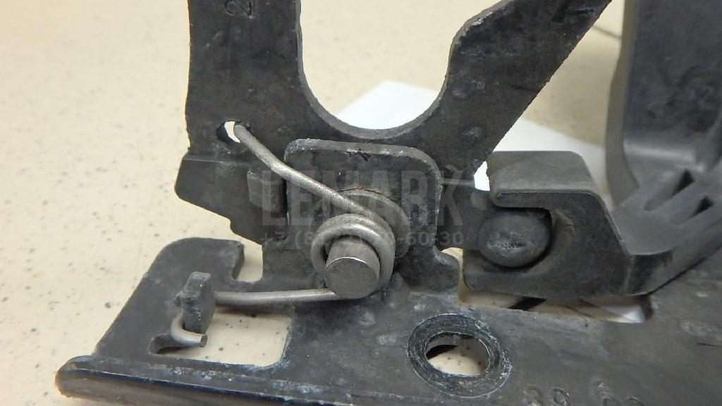 Крючок капота