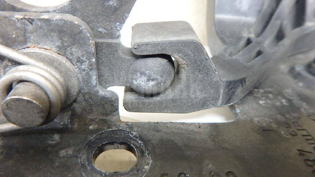 Крючок капота