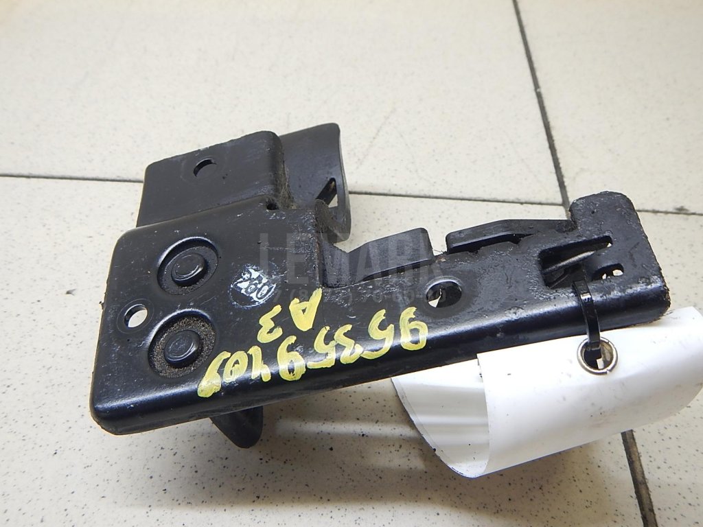 Крючок капота