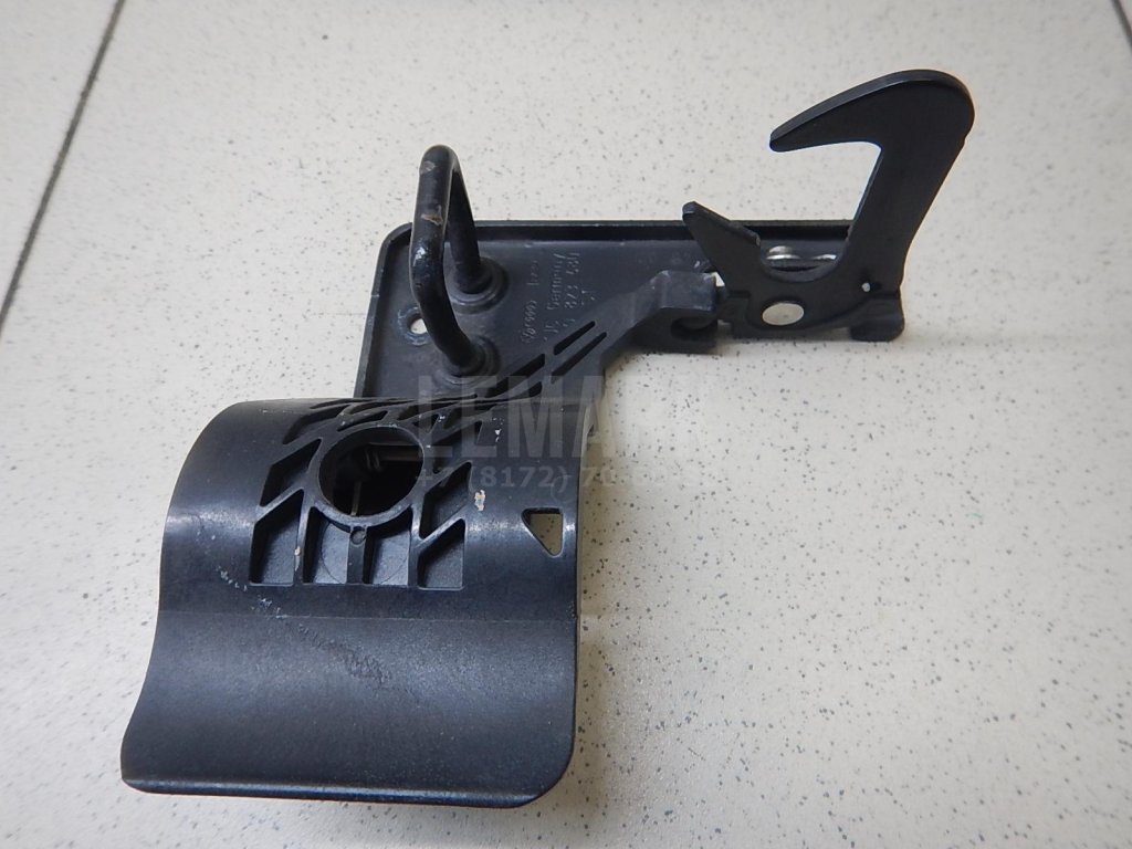 Крючок капота