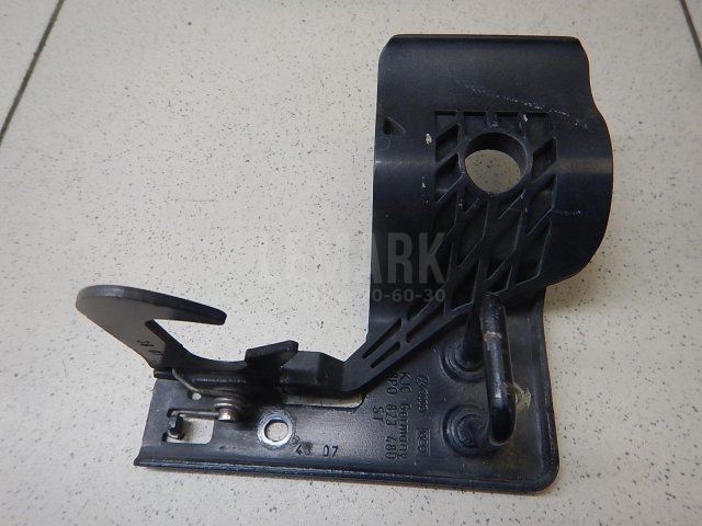 Крючок капота