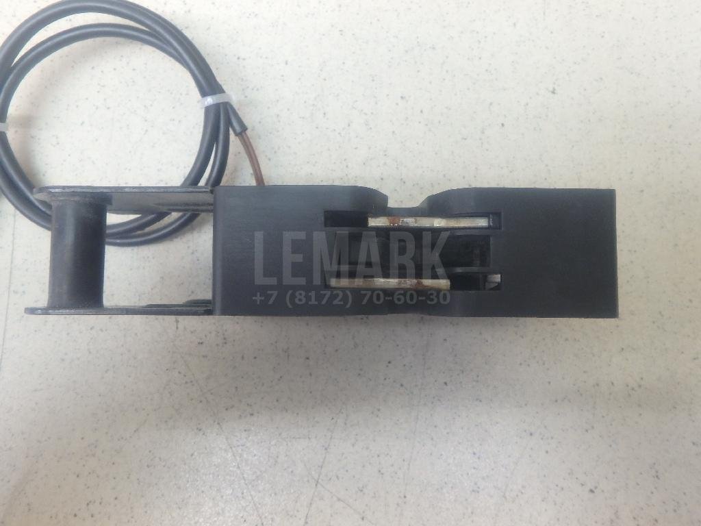 Замок капота