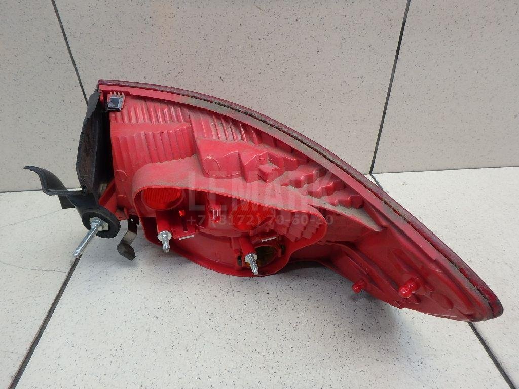 Фонарь задний наружный левый