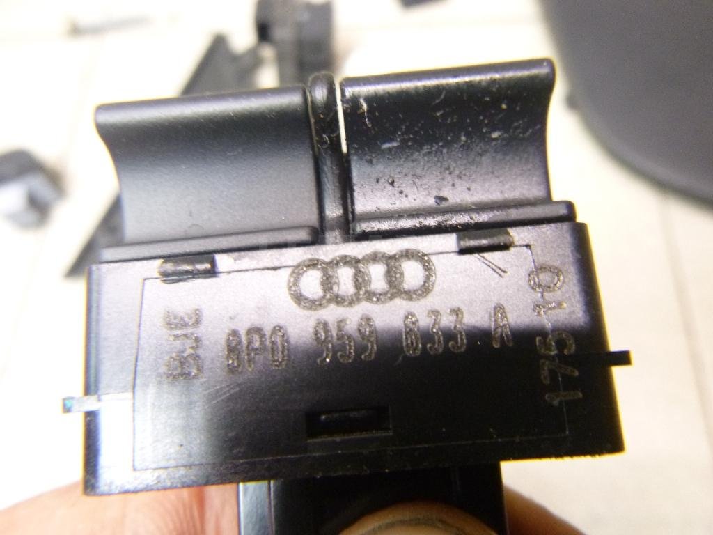 Кнопка открывания багажника