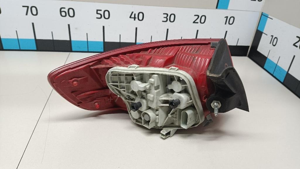 Фонарь задний наружный правый