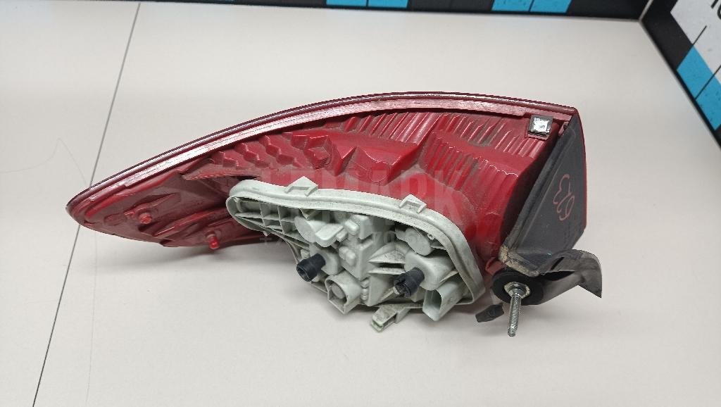 Фонарь задний наружный правый