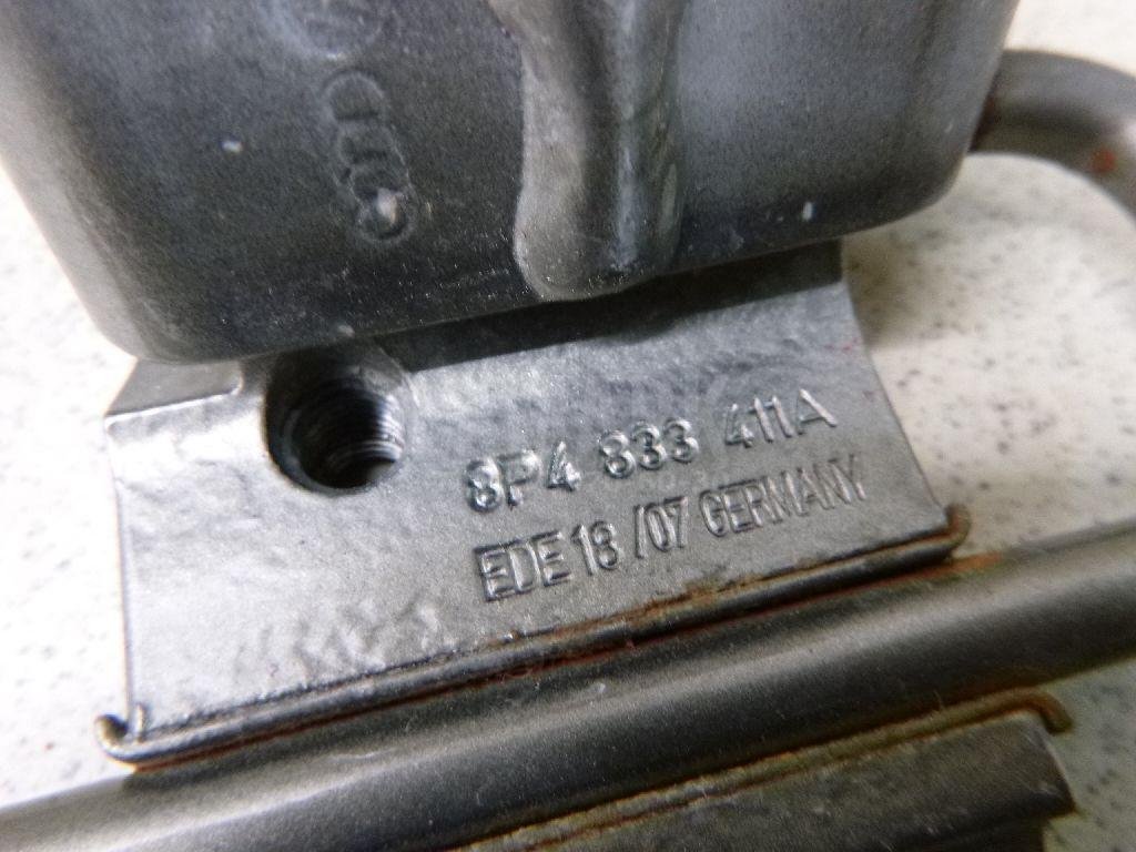 Петля двери задней левой нижняя