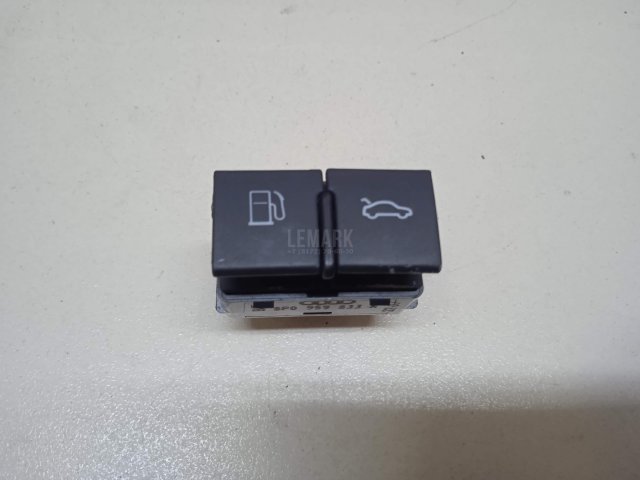 Кнопка открывания багажника