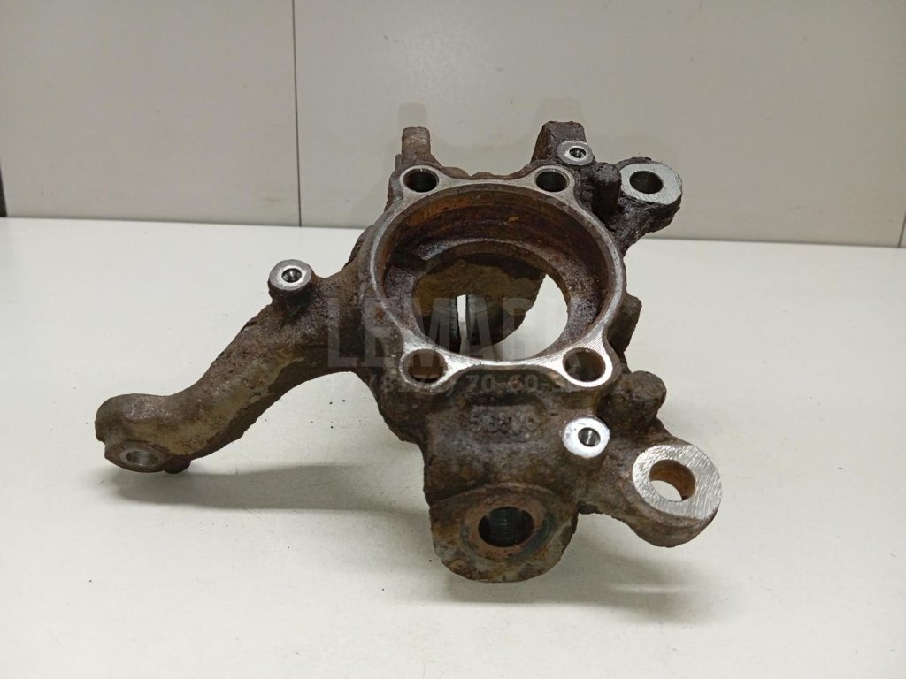 Кулак поворотный передний правый