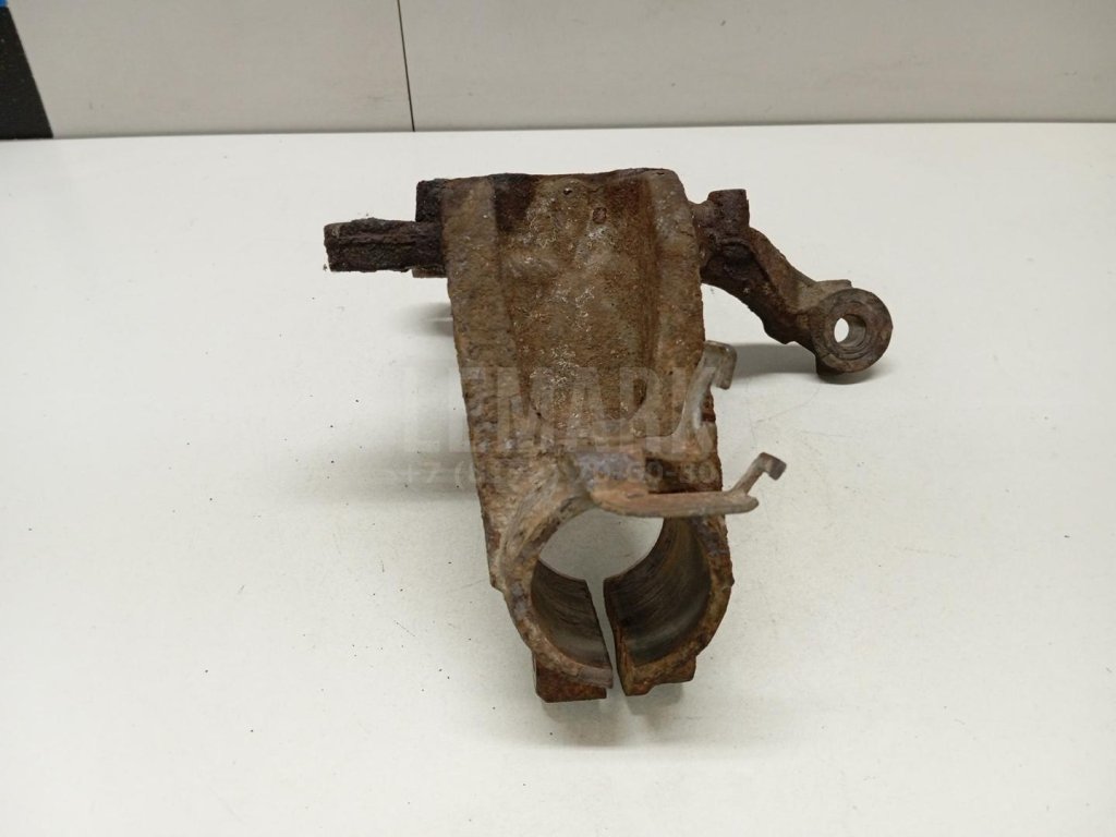 Кулак поворотный передний правый