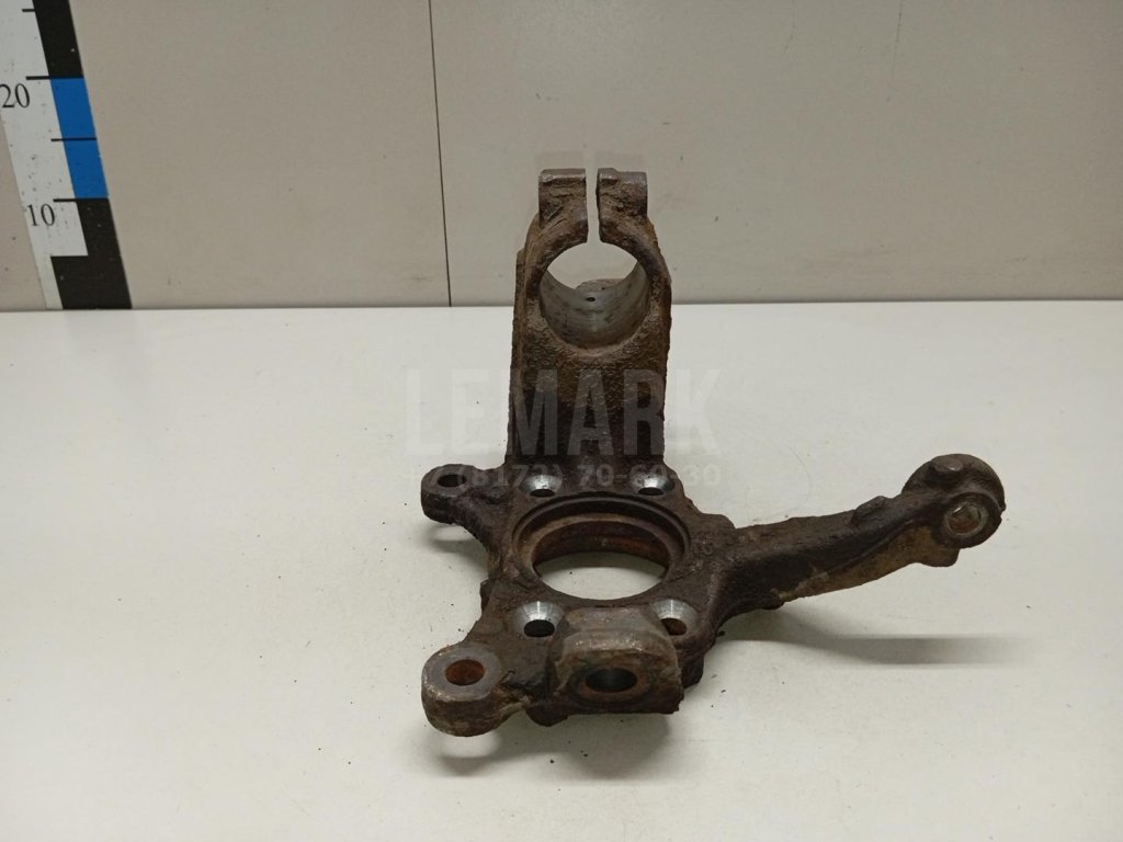 Кулак поворотный передний правый