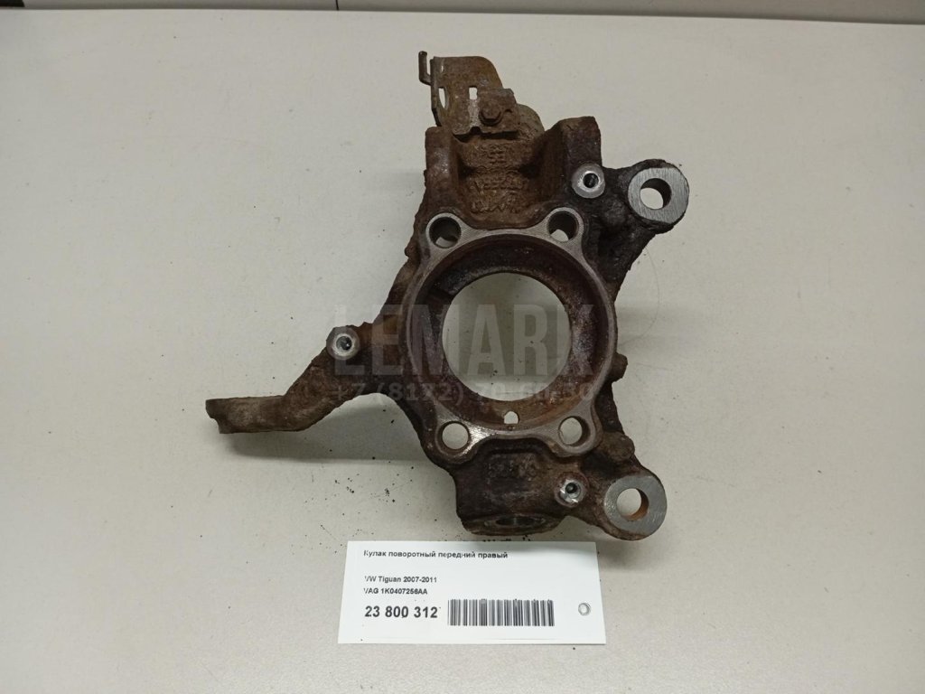 Кулак поворотный передний правый