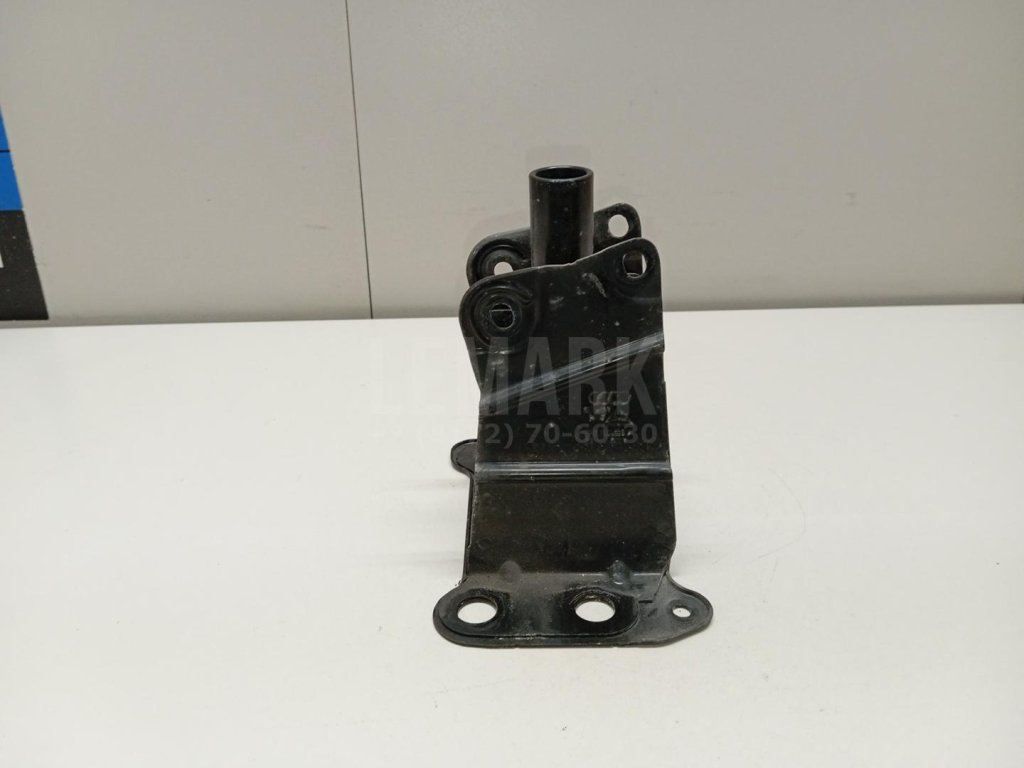 Кронштейн усилителя переднего бампера правый