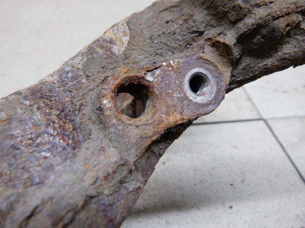 Кулак поворотный передний правый