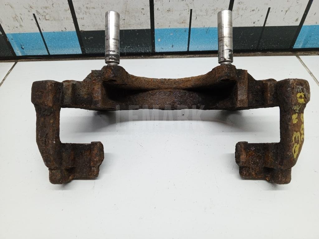 Скоба суппорта переднего