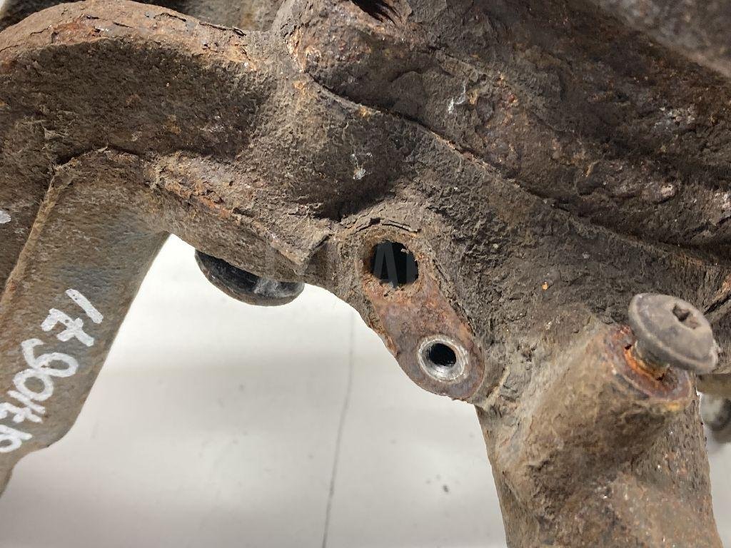 Кулак поворотный передний правый