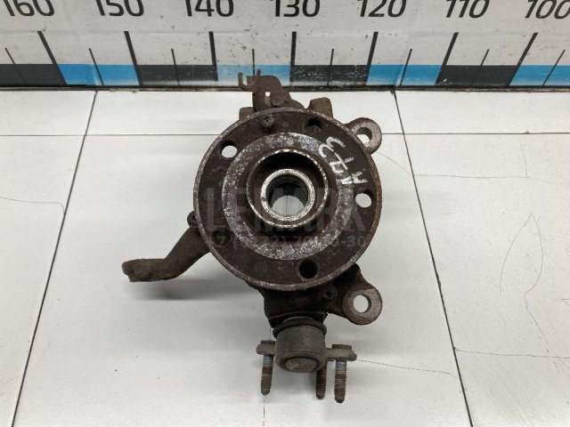 Кулак поворотный передний правый