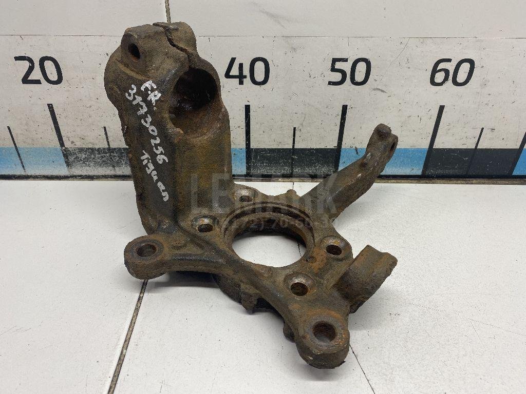 Кулак поворотный передний правый