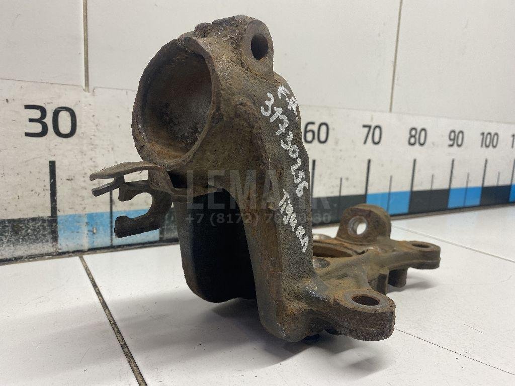 Кулак поворотный передний правый