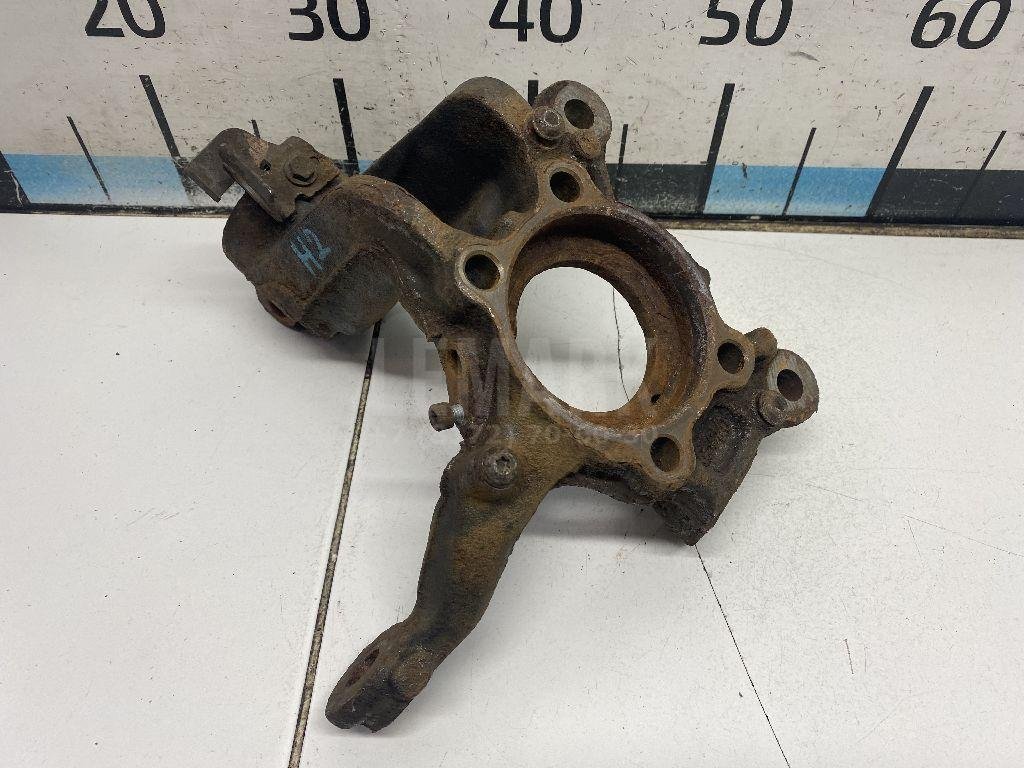 Кулак поворотный передний правый