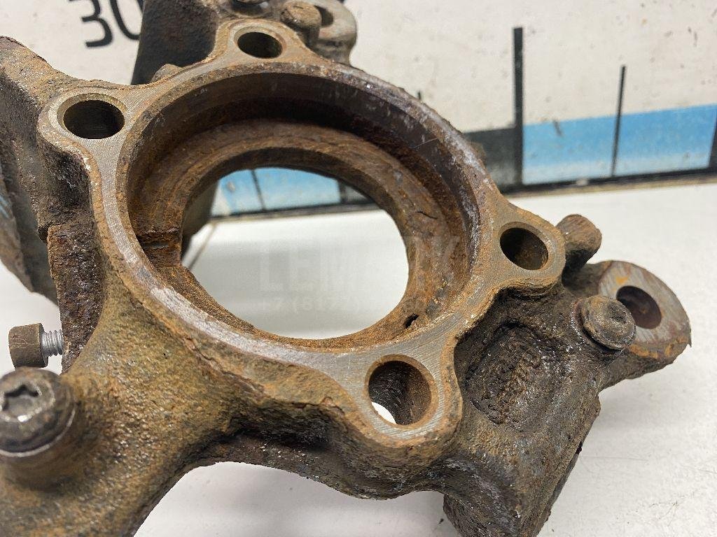 Кулак поворотный передний правый