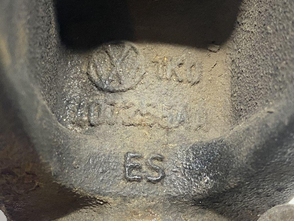 Кулак поворотный передний правый