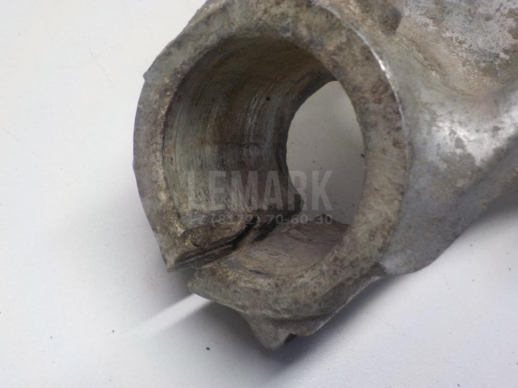 Кулак поворотный передний правый