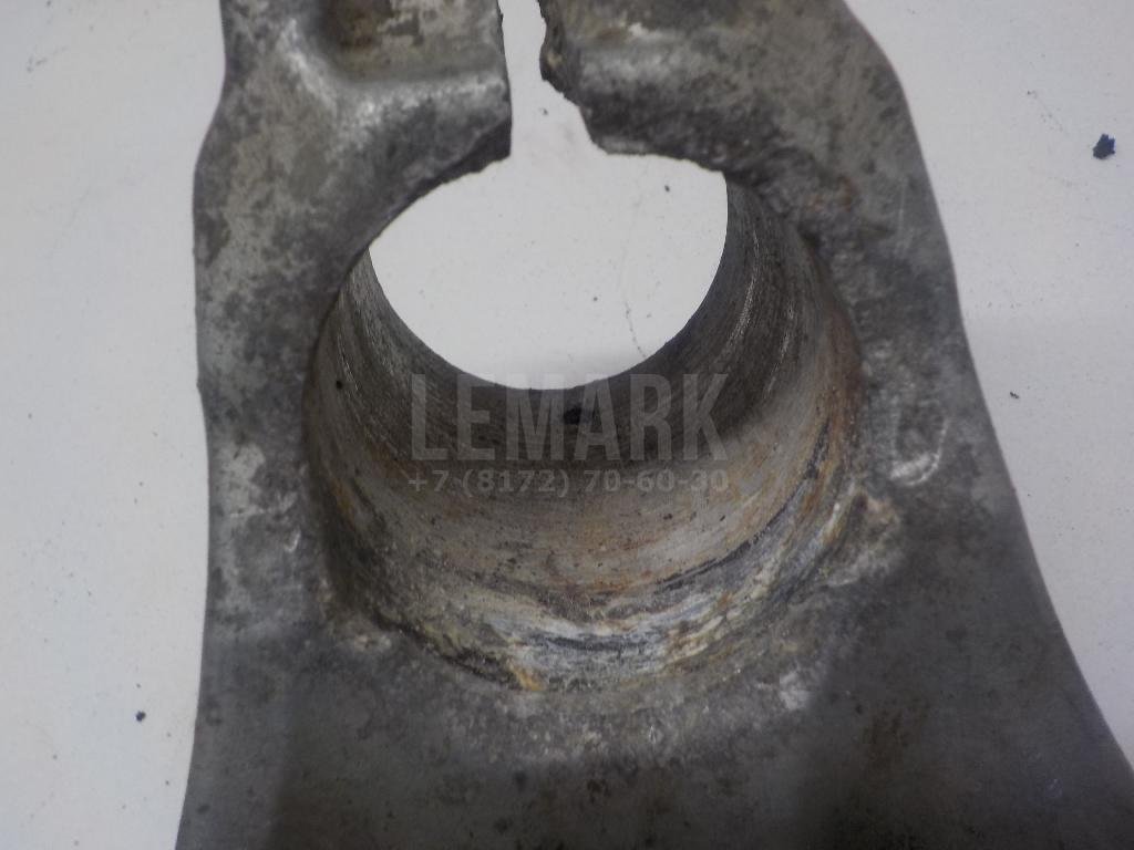 Кулак поворотный передний правый