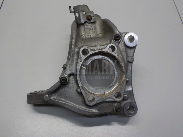 Кулак поворотный передний правый