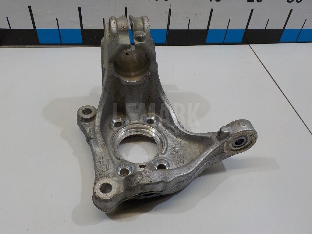 Кулак поворотный передний правый