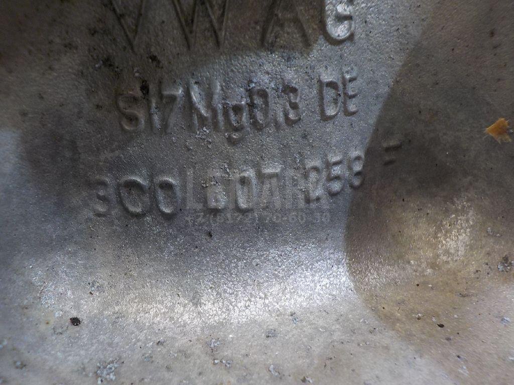 Кулак поворотный передний правый