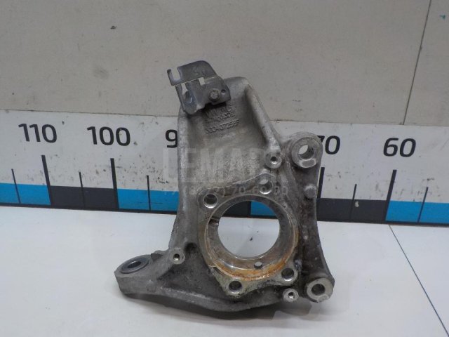 Кулак поворотный передний правый