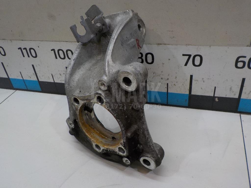 Кулак поворотный передний правый