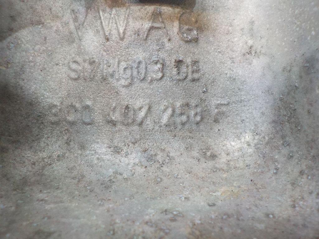 Кулак поворотный передний правый