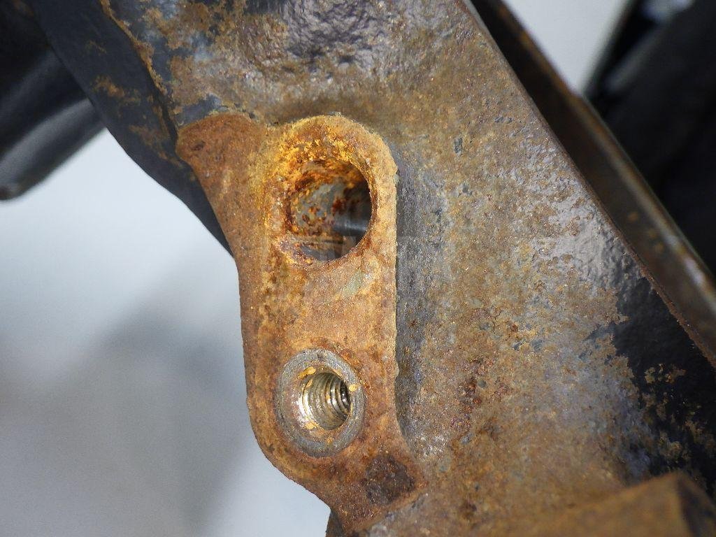 Кулак поворотный передний правый