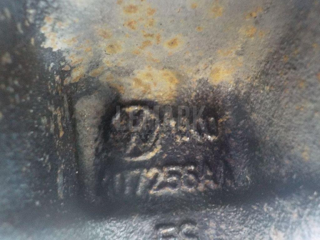 Кулак поворотный передний правый