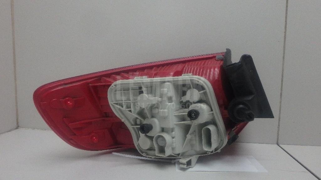 Фонарь задний наружный правый