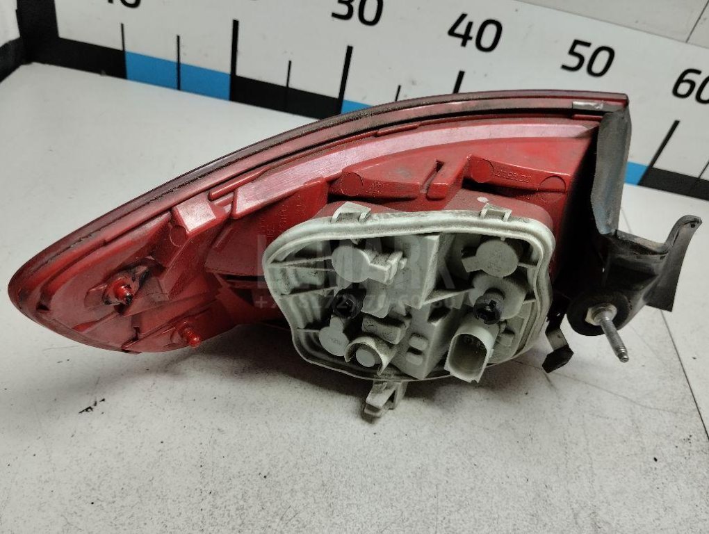 Фонарь задний наружный правый