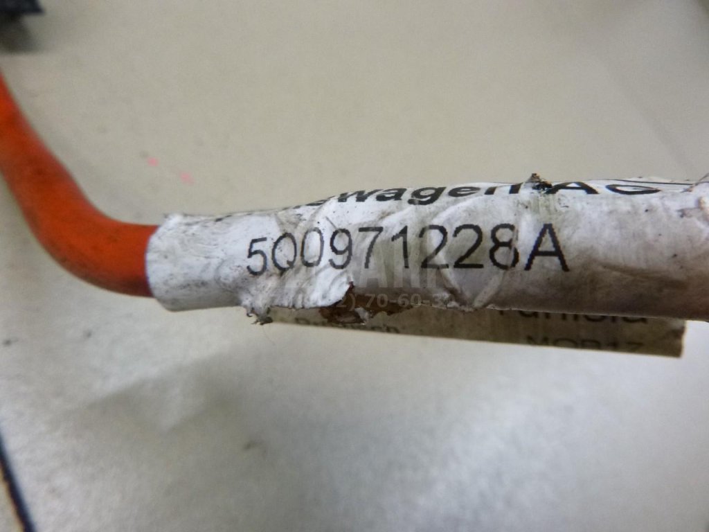 Клемма аккумулятора плюс