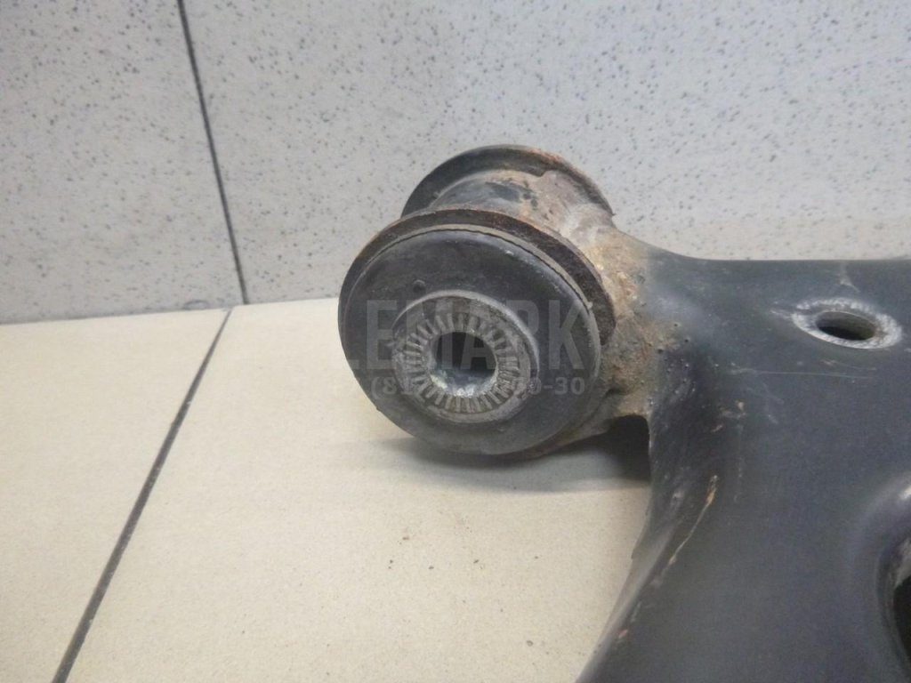 Рычаг передний правый