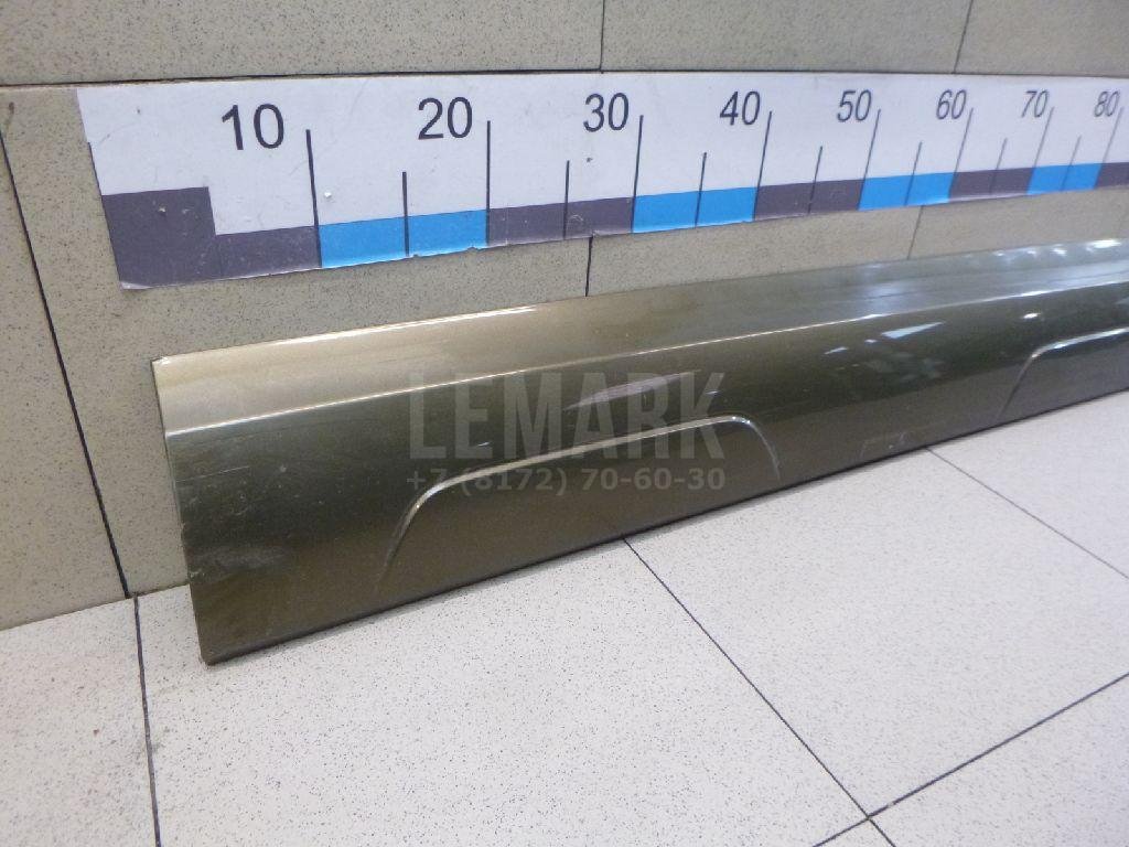 Накладка двери передней правой