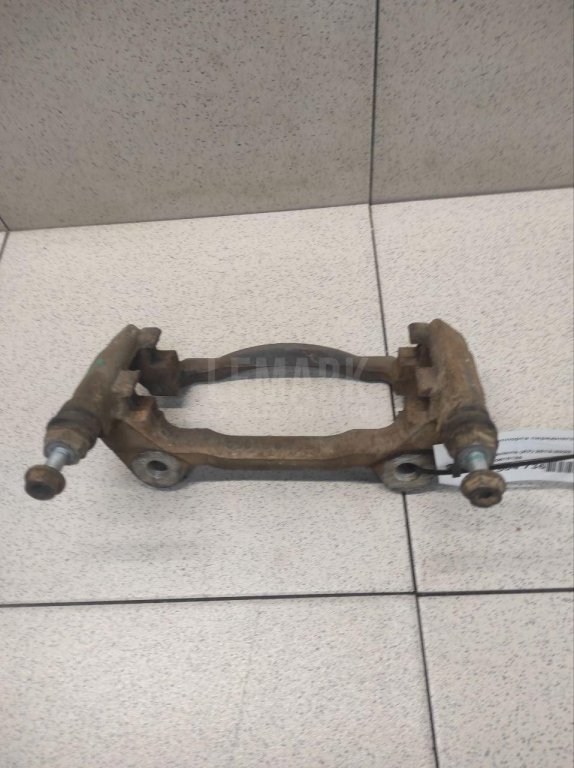 Скоба суппорта переднего левого