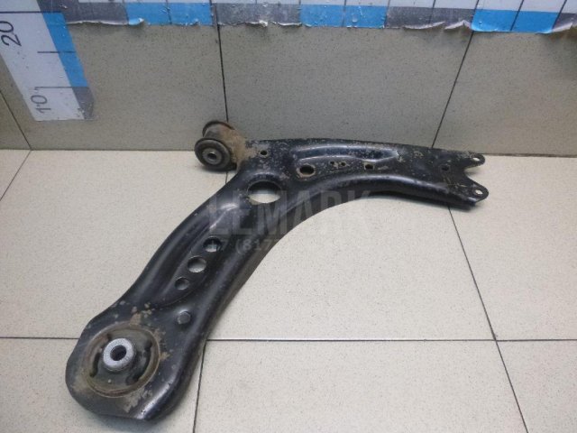 Рычаг передний правый