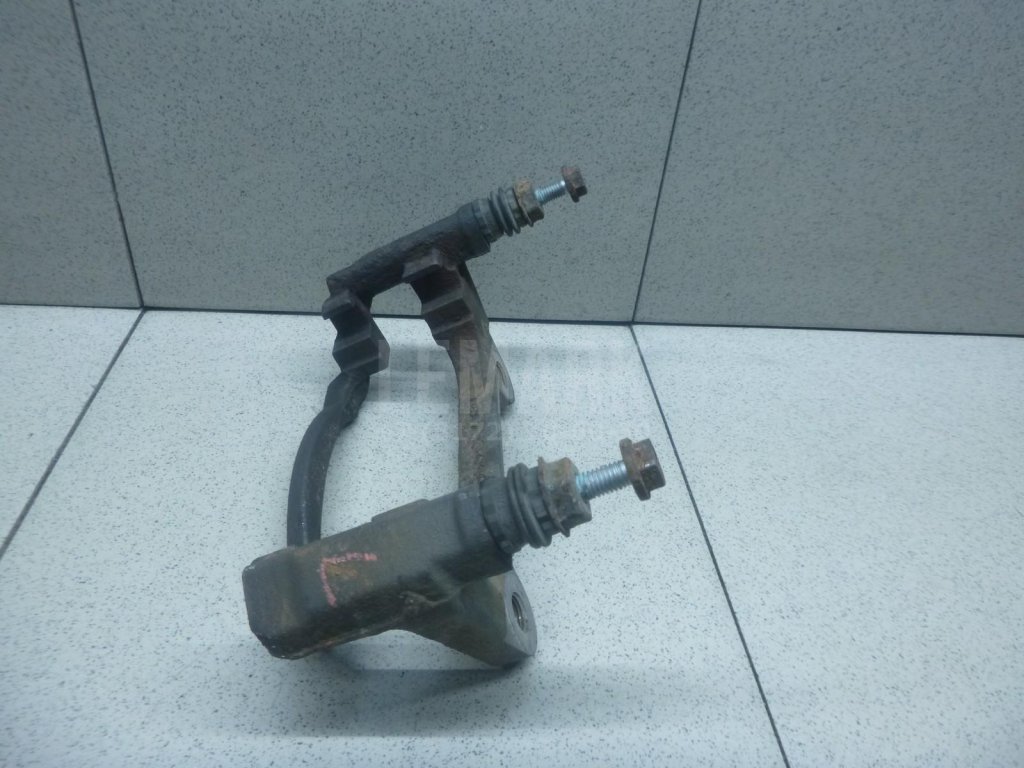 Скоба суппорта переднего левого