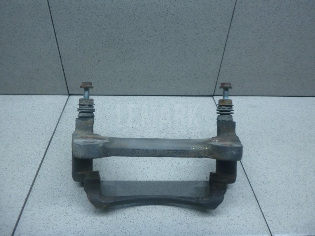 Скоба суппорта переднего левого