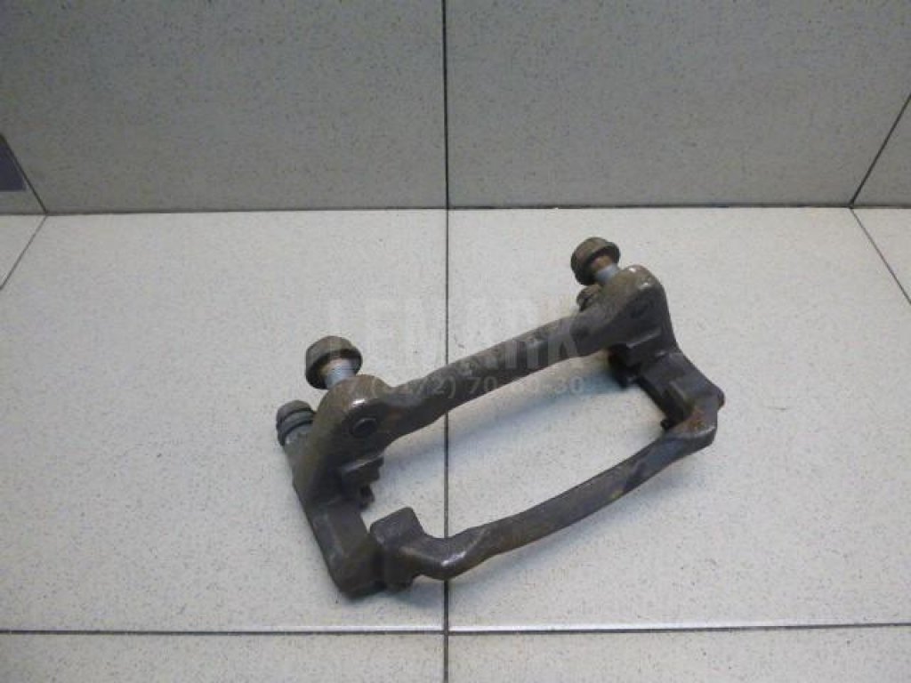 Скоба суппорта переднего правого